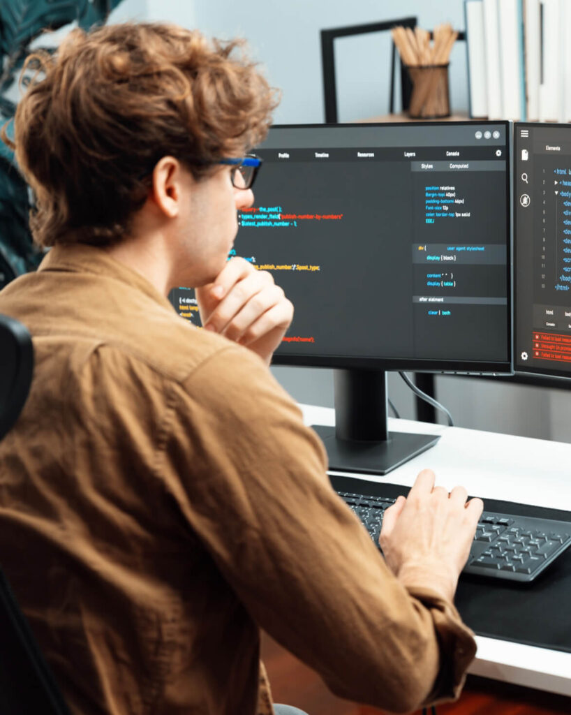 Programista pracujący przy monitorach – obsługa księgowa firm IT z Pragi-Południe